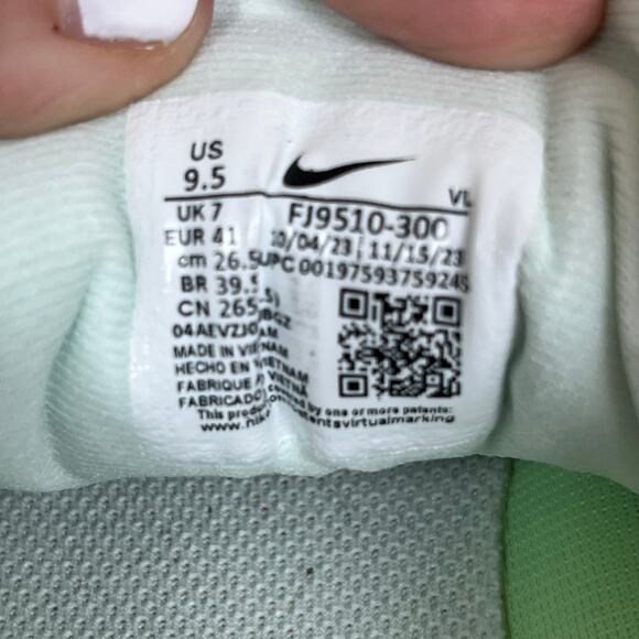 Nike Winflo 11 FJ9510-300 green white pink - size 9.5 - excellent condition - Picture 2 of 7